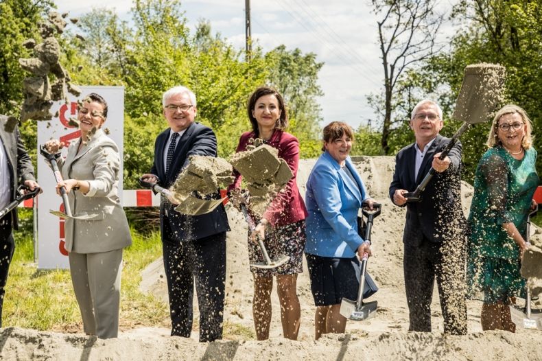 Oficjele z łopatami w dłoniach przerzucający symbolicznie piach na rozpoczęcie inwestycji.