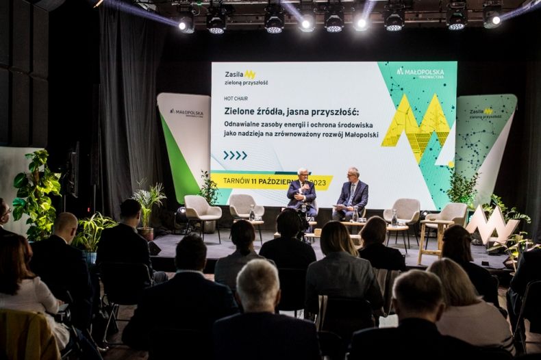 Józef Gawron podczas rozmowy na scenie