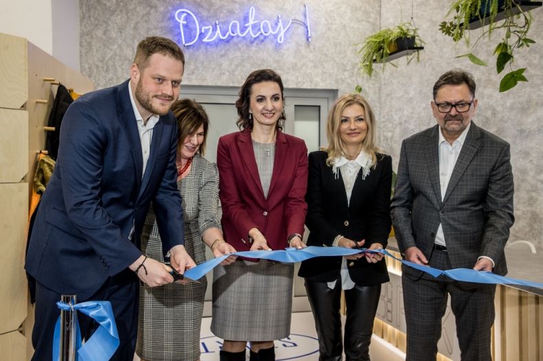 Wszyscy uczestnicy wydarzenia przecinają wstęgę.
