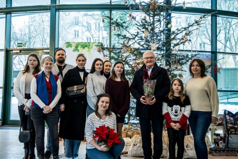 Grupa uczestników akcji pozuje do pamiątkowego zdjęcia