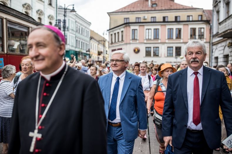 Józef Gawron idzie w tłumie pielgrzymów