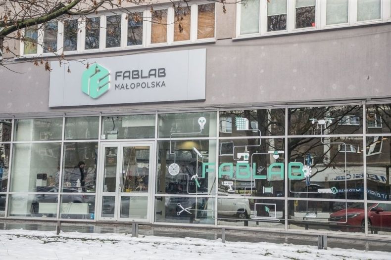 Budynek z napisem i logo Fablab.