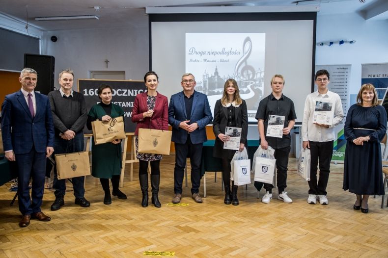 Marta Malec-Lech z zarządu województwa, Andrzej Potępa starosta brzeski oraz Jerzy Soska dyrektor ZSTiB w Brzesku, a także laureaci stoją i pozują do wspólnego zdjęcia.