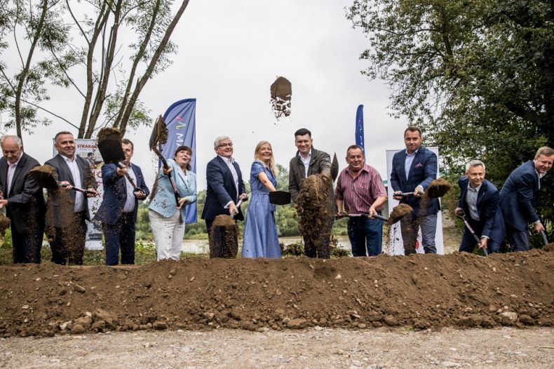 Zdjęcie grupowe. Symboliczne wbicie łopaty.