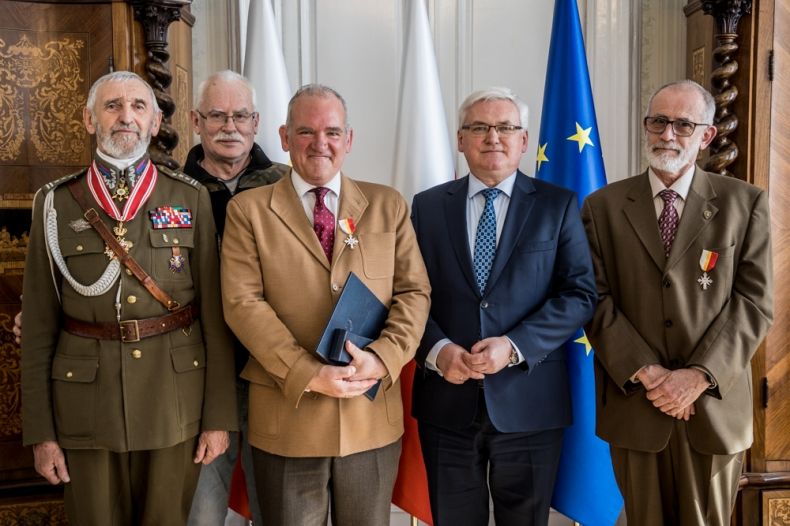 Książę Enrique de Villamor pozuje do pamiątkowego zdjęcia z uczestnikami spotkania