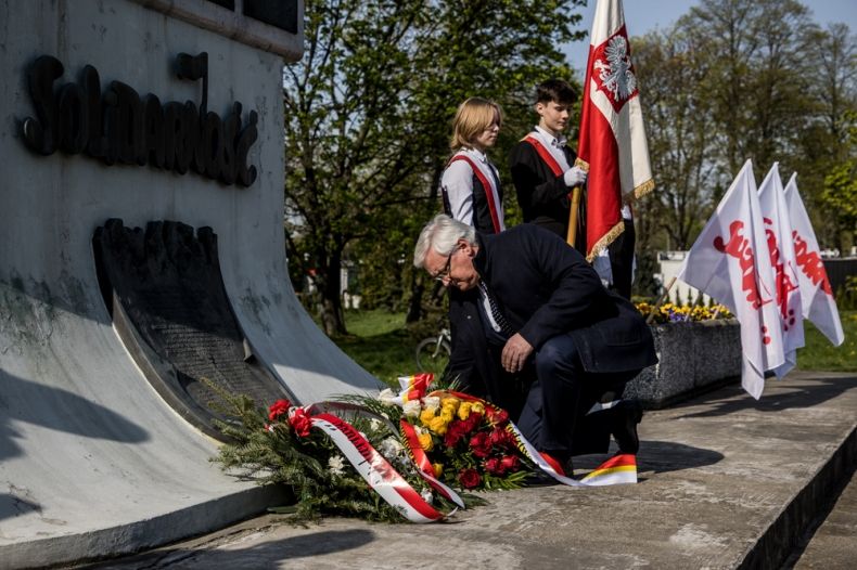 Józef Gawron składa kwiaty przed pomnikiem
