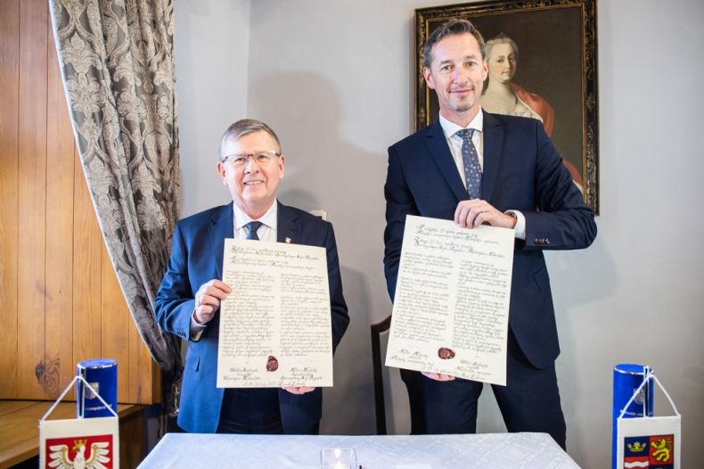 Marszałek Witold Kozłowski i przewodniczący Kraju Preszowskiego Milan Majersky prezentują podpisane dokumenty.