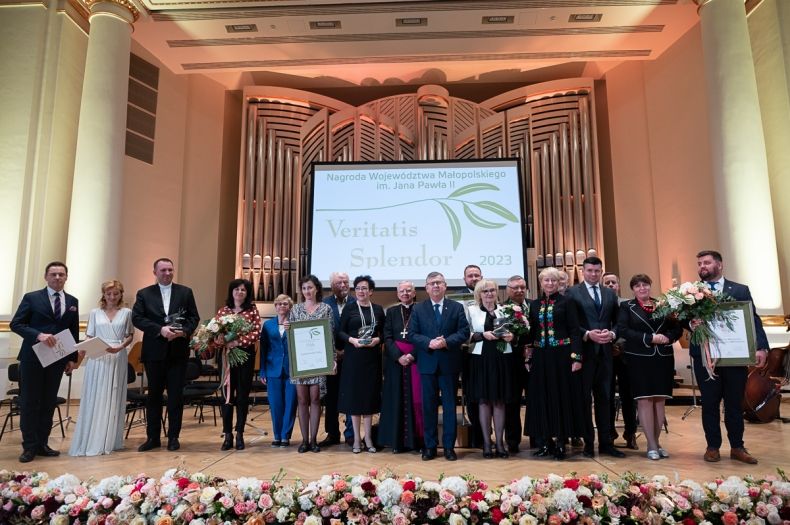 zdjęcie grupowe laureatów, scena Filharmonii, w tle napis Nagroda Veritatis Splendor