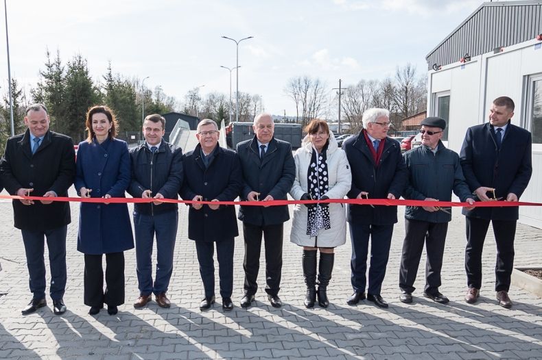 Zaproszeni goście na chwilę przed przecięciem czerwonej wstęgi. 