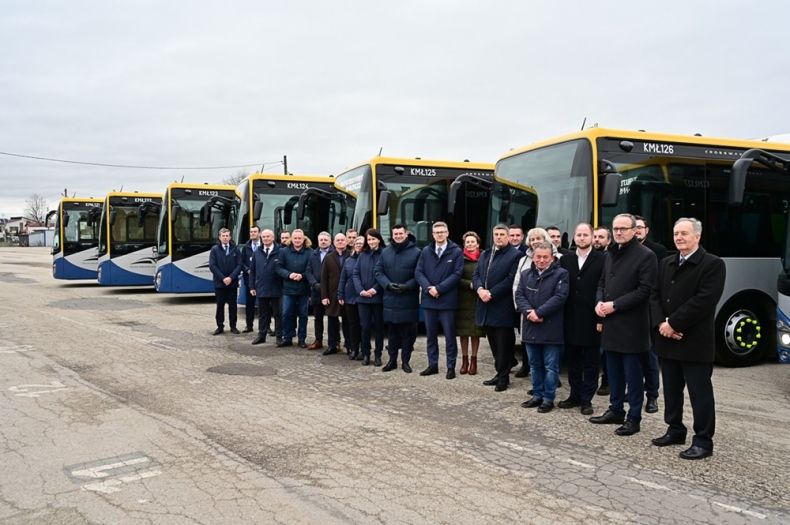 oficjele - wraz z wicemarszałkiem Łukaszem Smółką - na tle autobusów