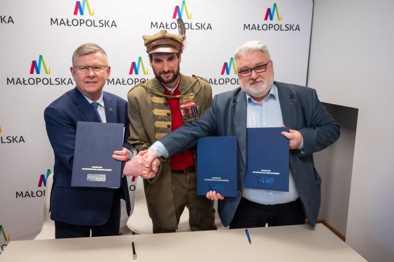 sygnatariusze listu prezentują podpisany dokument, pierwszy z lewej marszałek Małopolski Witold Kozłowski