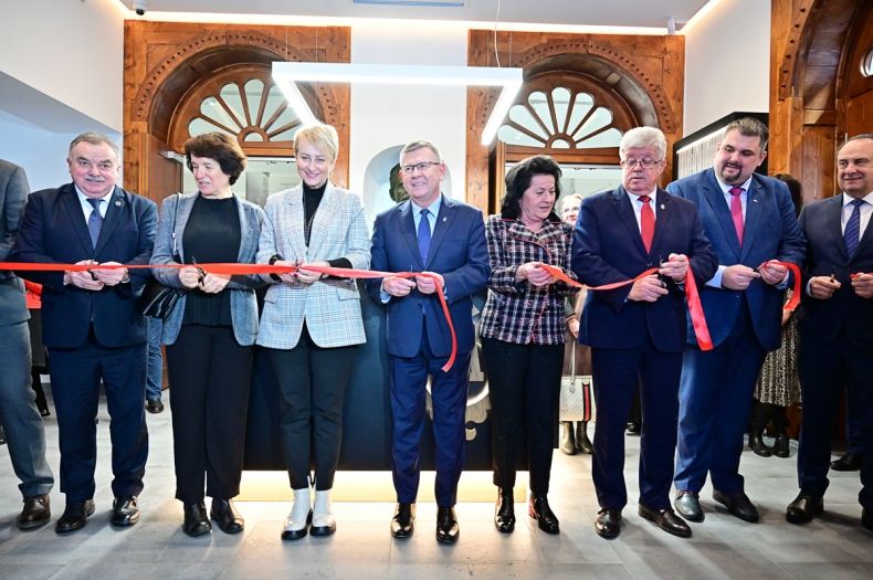 symboliczne przecięcie wstęgi podczas otwarcia Gmachu Głównego Muzeum Tatrzańskiego