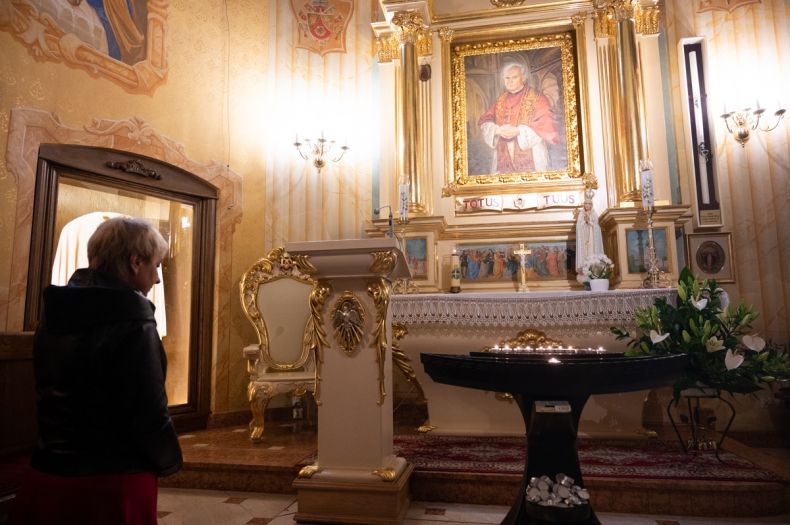 Iwona Gibas podczas modlitwy w Bazylice Ofiarowania Najświętszej Maryi Panny
