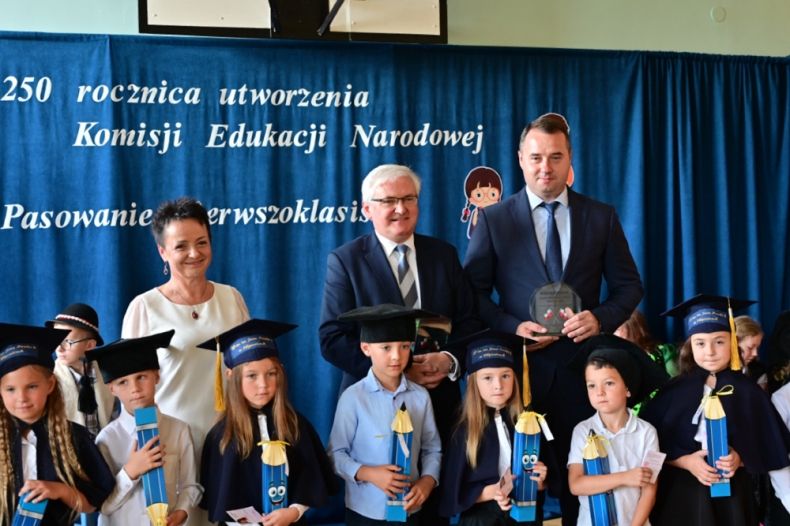 Wspólne pamiątkowe zdjęcie uczniów z dyrektorem i wicemarszałkiem