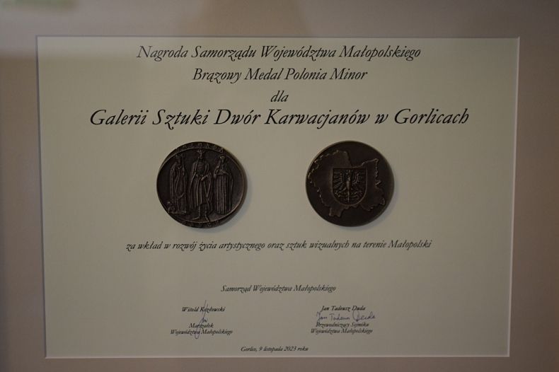 Na fotografii brązowy Medal Polonia Minor z napisem dla Galerii Sztuki Dwór Karwacjanów w Gorlicach