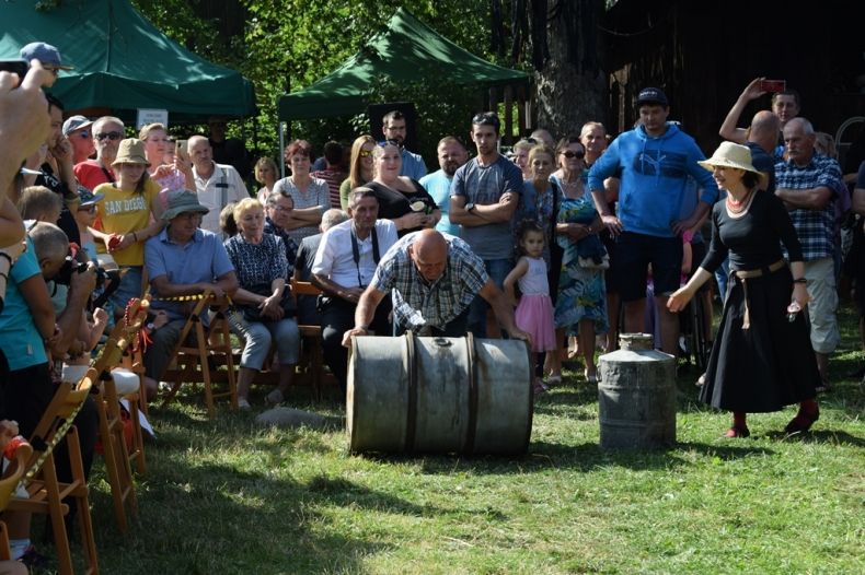 Ludzie podczas konkursu "toczenia beczek" w Zagrodzie Maziarskiej w Łosiu podczas Święta Maziarzy Łosiańskich.
