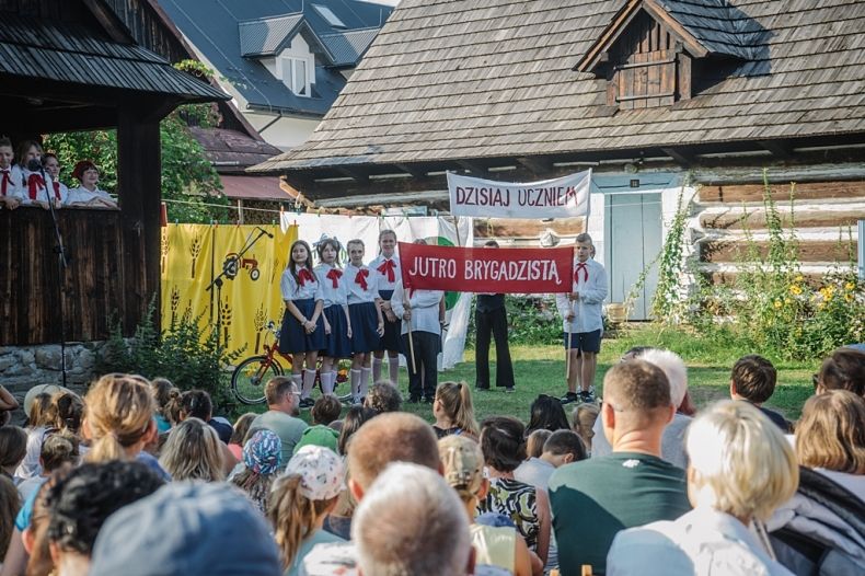 Zdjęcie ze spektaklu "Beskid bez kitu" w Zagrodzie Maziarskiej w Łosiu z 2021 roku