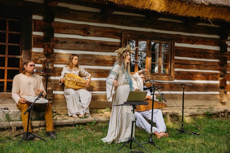 Występ zespołu w strojach ludowych