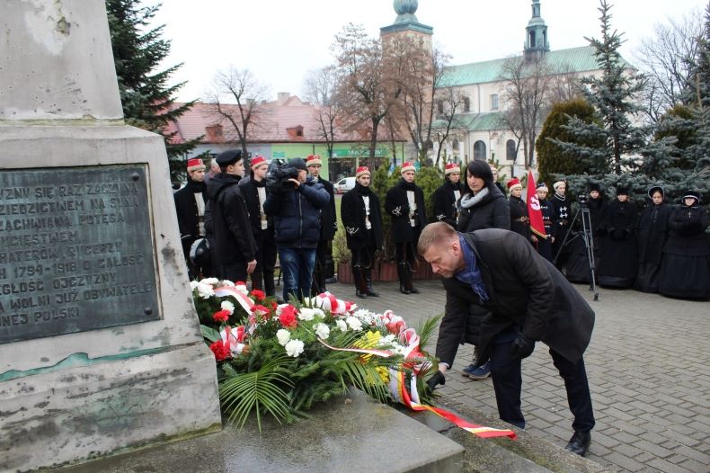 Wieniec przed pomnikiem składa radny województwa małopolskiego Mirosław Dróżdż