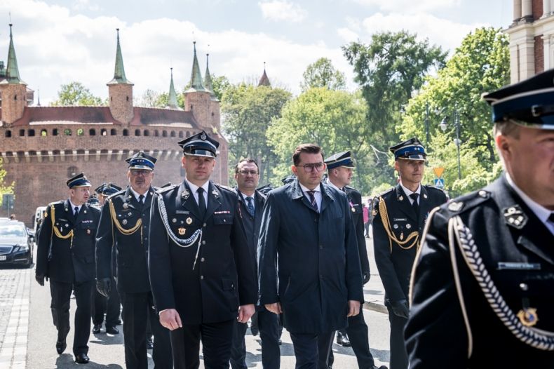 wicemarszałek Łukasz Smółka i wojewoda Łukasz Kmita w trakcie przemarszu na Placu Jana Matejki