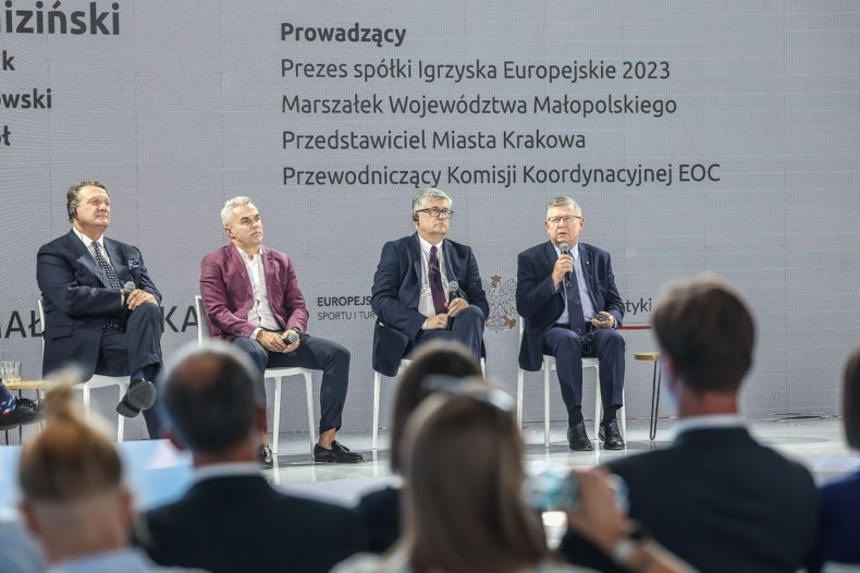 paneliści na czele z marszałkiem