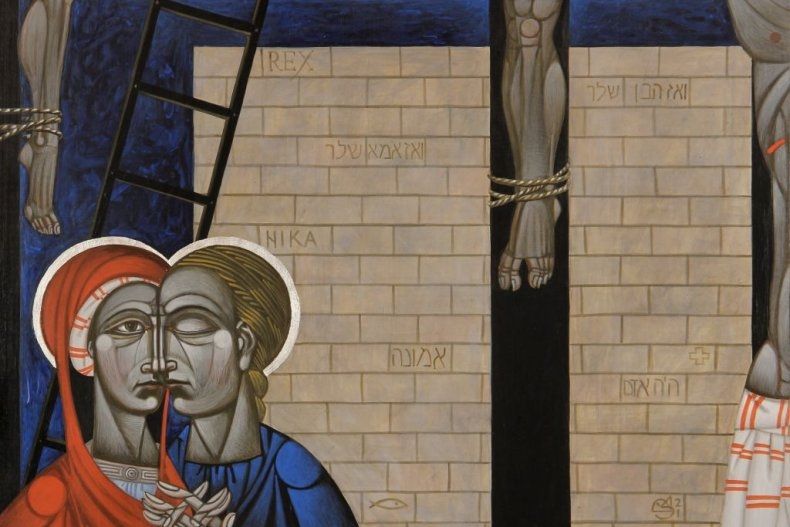 Fragment ikony przedstawiający fragment krzyża ze stopami ukrzyżowanego Chrystusa oraz dwie twarze z lewym dolnym rogu.