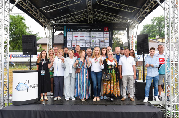 Zwycięzcy na scenie, wraz z nimi radna województwa Marta Mordarska