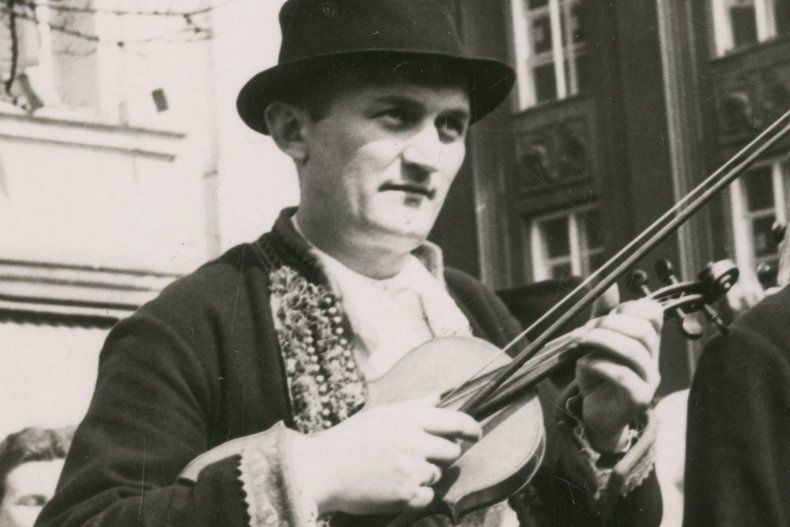 Rudolf Józefowski w stroju regionalnym ze skrzypcami