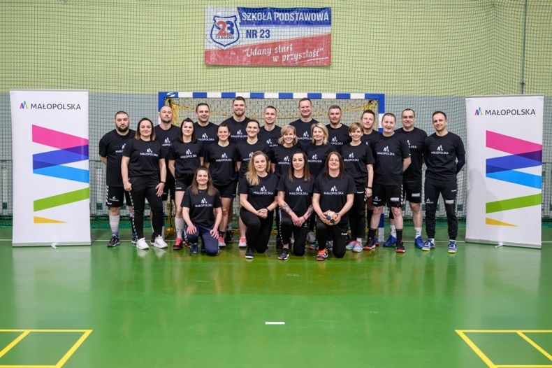 wspólne zdjęcie szczypiornistek i szczypiornistów masters z Tarnowa
