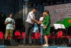 Wicemarszałek Łukasz Smółka i Tadeusz Arkit wręczają nagrody