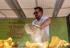 Andrzej Polan w trakcie pieczenia.