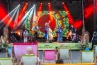 Ludzie na leżakach w trakcie koncertu przed sceną.
