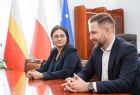 Mężczyzna i kobieta przy stole.