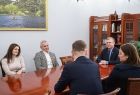 Grupa osób przy stole w rozmowie z wicemarszałkiem Witoldem Kozłowskim.