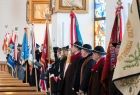 Oficjalne otwarcie budynku Muzeum Palace - uroczystości w kościele zbliżenie na poczty sztandarowe - poczty w strojach góralskich