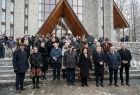 Oficjalne otwarcie budynku Muzeum Palace - uroczystości w kościele - po zakończeniu Mszy na schodach prowadzących do kościoła zdjęcie zbiorcze zaproszonych gości 