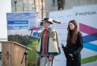 uroczystość otwarcia budynku Muzeum Palace - podczas ceremonii otwarcia - zbliżenie na parę młodych ludzi prowadzących ceremonię otwarcia