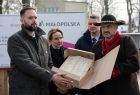 uroczystość otwarcia budynku Muzeum Palace - podczas ceremonii otwarcia - widok na moment przekazania przez władze Zakopanego dla Muzeum eksponatu 