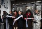 uroczystość otwarcia budynku Muzeum Palace - podczas ceremonii otwarcia - widok na moment symbolicznego przecięcia wstęgi po środku marszałek Małopolski Witold Kozłowski