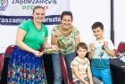 Dwie kobiety i dwóch chłopców. 