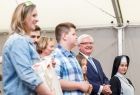 Wicemarszałek Józef Gawron wśrod dzieci.