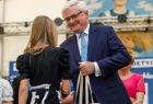 Wicemarszałek Józef Gawron wręcza prezent dziewczynce.