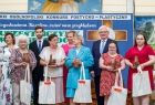 Wicemarszałek Józef Gawron i burmistrz Radłowa z grupą laureatek.