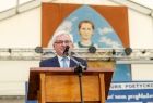 Wicemarszałek Józef Gawron przemawia do mikrofonu. W tle obraz bł. Karoliny.