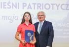 Wicemarszałek Józef Gawron i dziewczyna w czerwonej sukience.