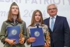 Wicemarszałek Józef Gawron z dwiema harcerkami.