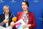 Członek zarządu Marta Malec-Lech mówiąca do mikrofonu.