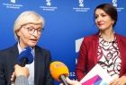 Kobieta mówiąca do mikrofonu. Obok członek zarządu Marta Malec-Lech.
