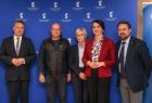 Grupa ludzi na tle ścianki z napisem Fundusze Europejskie dla Małopolski.