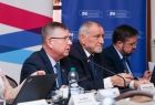Wicemarszałek Witold Kozłowski i prof. Jan Tadeusz Duda przy stole.
